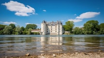 Une forteresse a laissé place en 1450 à ce château Renaissance posé face à la Loire
