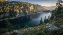 Dans les Vosges, ce lac glaciaire plonge à 72 m sous les sapins