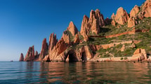 Aiguilles, arches et cavités, ce paysage de Corse se découvre aussi depuis la mer