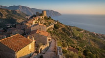 Entre ruelles de pierre et château en ruines, ce village surplombe Menton et le cap Martin