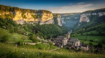 Ce village au fond d’une reculée jurassienne, cerné de falaises de 100 mètres