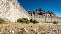 Sur le Larzac, des remparts du XVe siècle encerclent encore un bourg médiéval