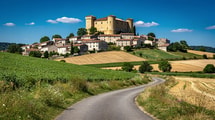 Ancienne place militaire des comtes d’Armagnac, ce village garde son château