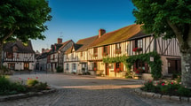 Ce village, parmi Les Plus Beaux Villages de France, cache ses maisons XVIIe-XVIIIe