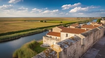 Ce village, citadelle du sel jadis portuaire, est aujourd’hui cerné de marais