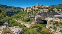Pourquoi la Cesse passe-t-elle sous la roche au pied de ce village de l’Hérault ?