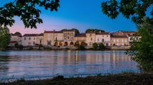 Plus ancienne bastide de Gironde, cette cité mène des arcades aux rives de la Dordogne
