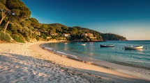 Entre Hyères et Saint-Tropez, ce port de pêche devenu station compte 12 plages