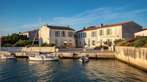 Un marché dans une cour pavée : cette escale de l’île de Ré garde son décor d’antan