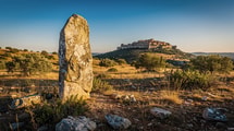 Le plus haut menhir du Gard veille sur les environs de ce village fortifié