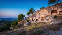 Des tombes et des cellules ont été sculptées dans ce monastère troglodytique du Gard