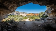 Il y a 57 000 ans, des hommes s’abritaient déjà sous les falaises de ce village du Vaucluse