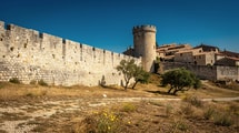 Ce village fortifié cache des remparts bâtis entre 1439 et 1445 sur le Larzac