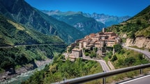 Dans les Alpes-Maritimes, ce village médiéval ne relie ses deux routes qu’à pied