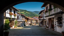 Ces arcades du Pays basque mènent à des ateliers de céramique, textile et verrerie