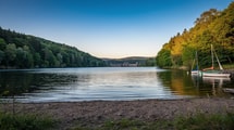 Créé pour l’hydroélectricité, ce lac des Ardennes est devenu une escale nautique