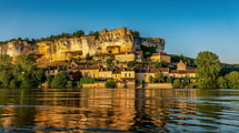 Ce village de Dordogne est dominé par un fort troglodytique à 120 mètres de hauteur