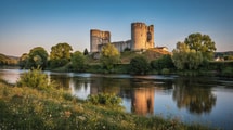 Rondes dehors, carrées dedans : les tours étonnantes de ce château de Charente