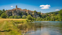Ce village a résisté cinquante jours de siège, perché 120 m au-dessus du Lot