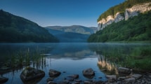 Dans le Jura français, le Doubs mêle falaises, lacs et 170 km face à la Suisse