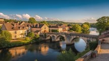 Un vieux pont à dos d’âne mène au cœur de ce village médiéval de Dordogne