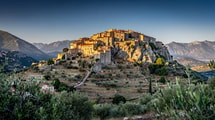 Ce village perché de Balagne, né au IXe siècle, s’accroche à son piton granitique