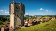 Oubliez les remparts classiques : cette tour de Haute-Loire compte deux contreforts par face