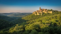 La forteresse des bois : ce village du Tarn regarde passer les siècles depuis le Xe