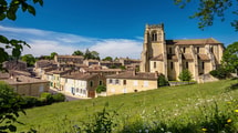 Cette bastide de Dordogne a connu trois sièges huguenots avant 1576 : son église est fortifiée