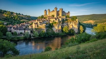 Entre Tarn et Alrance, ce village médiéval de l’Aveyron conserve cinq tours défensives