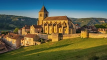 Derrière ses remparts, ce village de Dordogne abrite une abbatiale romane du XIIe siècle