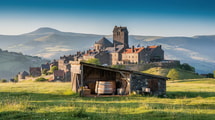 Ce village du Cantal où des meules de 30 à 50 kg naissent dans une gerle en bois