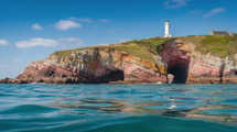 Les grottes marines rouges et roses de Morgat plongent 50 mètres sous un phare