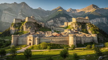 Ce village fortifié conserve remparts, portes, chemin de ronde et deux forts