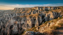 Comme une ville en ruines, ce site de Lozère aligne arches et voûtes naturelles
