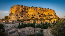 Dans ce village de Provence Verte, la roche abrite d’anciennes habitations troglodytiques