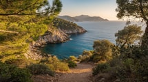 Moins urbanisée que Porquerolles, cette île du Var garde 30 km de chemins balisés