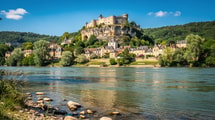 Ce village abrite un château médiéval perché qui domine la Dordogne depuis plus de neuf siècles
