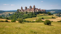 Depuis 860, ce village de Corrèze veille sur deux vallées