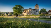 À 30 km du Mans, ce village sarthois garde un clocher séparé de son église