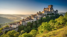 Ce village est l’une des cinq bastides du Rouergue et abrite six immeubles protégés