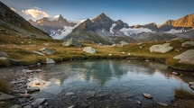 À Chamonix, ce lac glaciaire à 2 125 mètres offre un panorama sur le Mont-Blanc