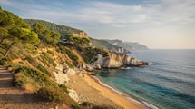 Depuis cette plage du Var, le sentier du littoral rejoint plusieurs criques à pied