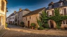 Ce village breton conserve des étuves datant de 1380 dans son centre ancien