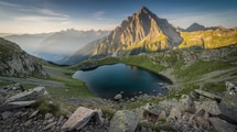 Perché à 2 280 m, ce lac montagne est surplombé par Roche Close