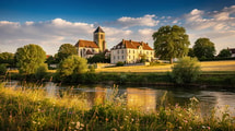 Dans la vallée du Cher, une commune de Touraine réunit église médiévale et château