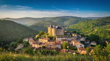 Ce village cache un château cité dès 1420, remanié à la Renaissance par les Bourbon-Malauze