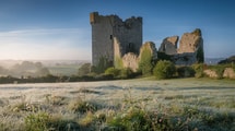 Un donjon de château fort bâti entre 1223 et 1225 subsiste après le démantèlement de 1490