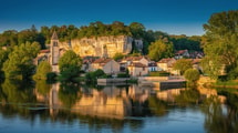Adossée à une falaise, cette abbaye de Dordogne porte un clocher du XIe siècle