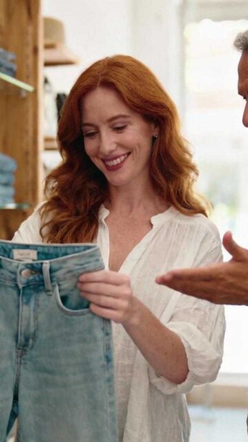 Diese Jeans kühlen Frauen über 50 im Sommer und sehen elegant aus